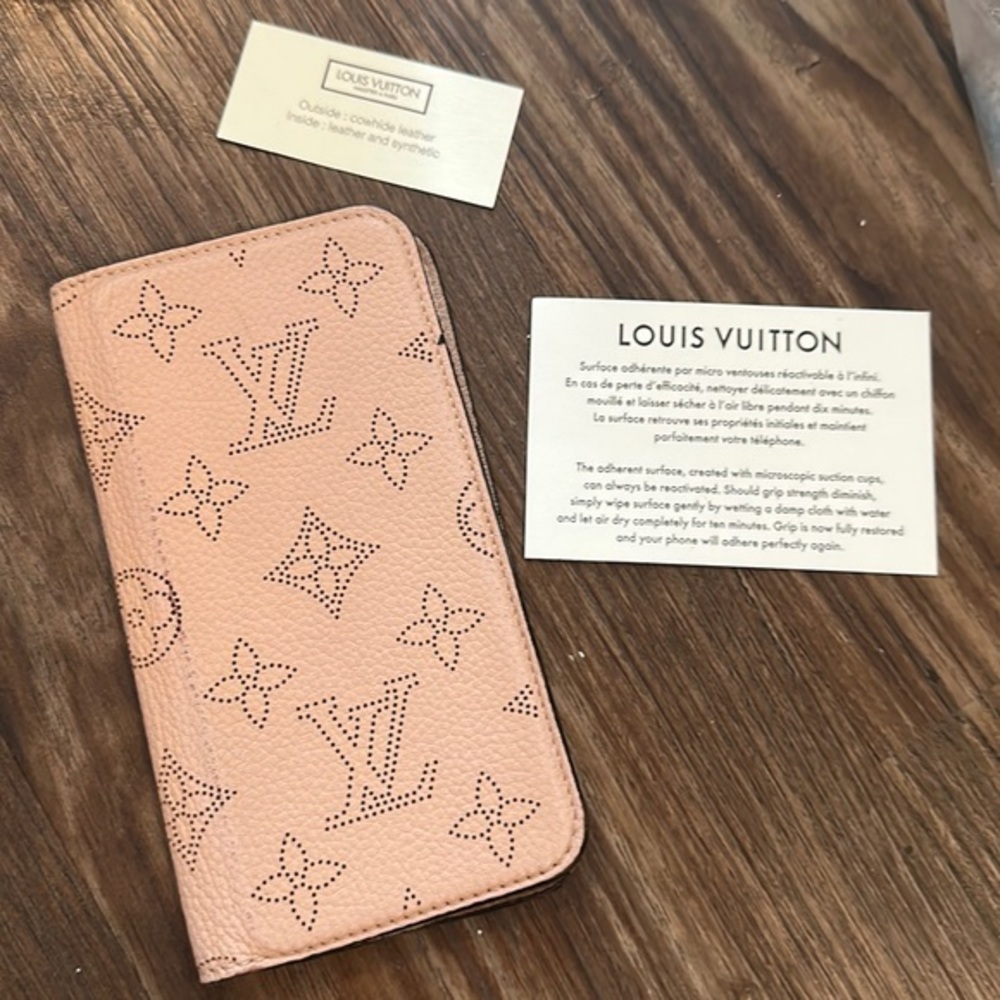 Louis Vuitton Auth Custom Vintage Collectible Leather Bifold Vintage Phone Case